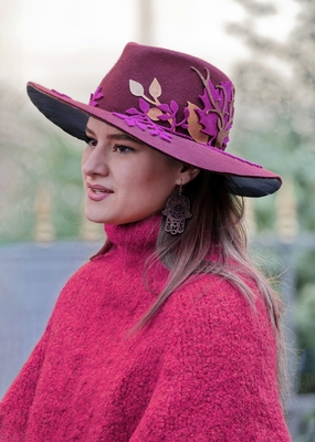 穿红色毛衣的戴帽美女图片